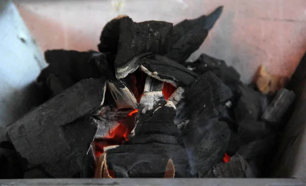 Pedaços Carvão Vegetal Fogão Grelha Começando Acender Uma Fogueira Para — Fotografia de Stock