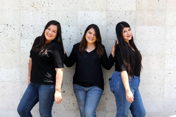 Feliz Preto Cabelo Liso Latino Irmãs Adultas Vestidas Preto Para — Fotografia de Stock