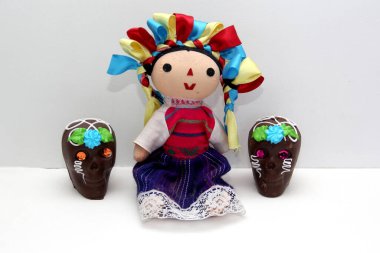 Mihraptan geleneksel bir kafatası şeklinde çikolata şekeri, ölü ekmek, cempasuhil ve Meksika 'da kutlanan İnançlı Ölüler Günü ve Azizler Günü için mum.