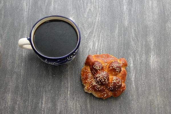 Heißer Kaffee Einer Handwerklichen Tasse Mit Flauschigem Und Köstlichem Totenbrot — Stockfoto
