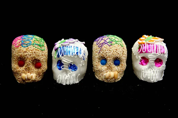 Cukierki Kształcie Czaszki Wykonane Cukru Amarantu Dekoracji Ofiary Świecami Dzień — Zdjęcie stockowe