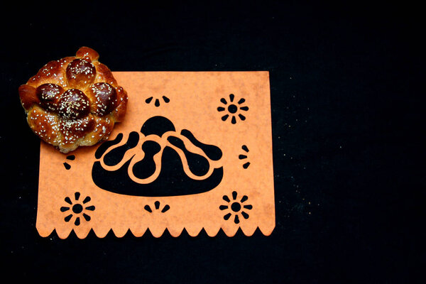 Пушистый, горячий и сладкий свежеиспеченный хлеб из мертвых с кунжутом, традиционный ко Дню Верных и Всех Святых, который отмечается в Мексике в ноябре