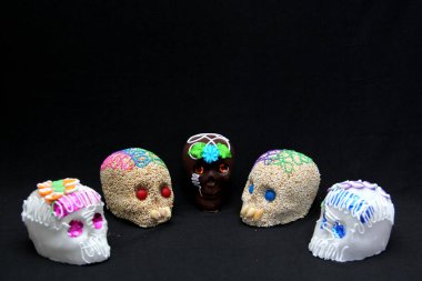 Şekerden, çikolatadan ve amaranth 'tan yapılmış bir kafatası şeklindeki tatlı. Müminlerin ve tüm azizlerin, cempasuhil, mumlar ve fotoğraf çerçevesiyle birlikte gittiği güne adanmıştır.