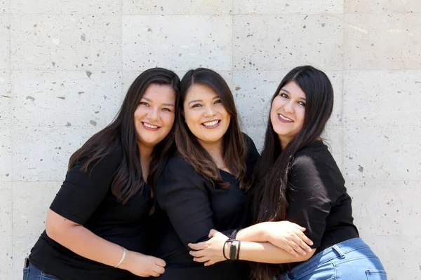 Três Irmãs Vestidas Iguais Posar Para Câmera Muito Feliz Uma — Fotografia de Stock