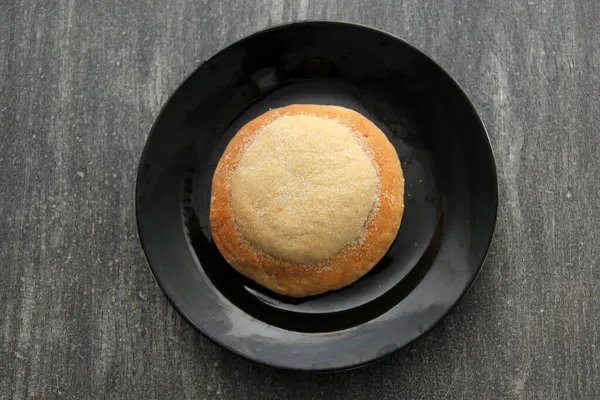 用墨西哥菜篮或餐巾配上咖啡制成的新鲜欧乔德潘查或欧克斯面包 — 图库照片