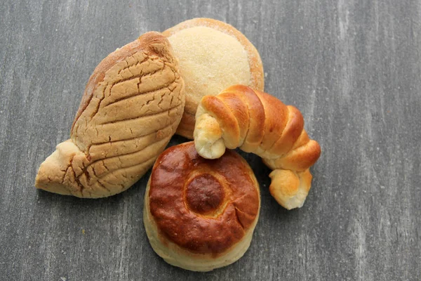甜面包 用墨西哥菜篮子和餐巾配上咖啡制成的比斯凯 羊角面包 欧乔德潘查和古斯诺 — 图库照片
