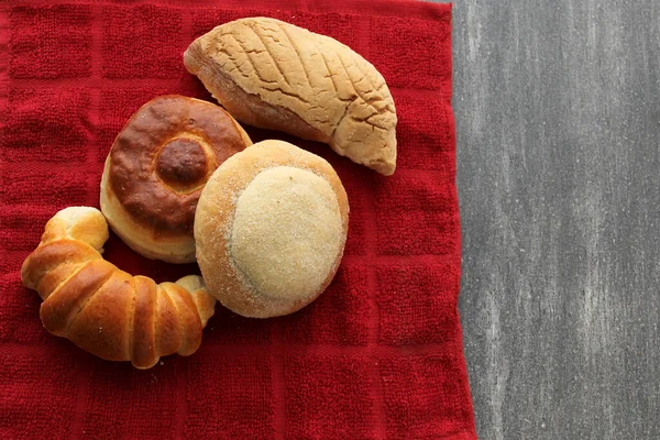 甜面包 用墨西哥菜篮子和餐巾配上咖啡制成的比斯凯 羊角面包 欧乔德潘查和古斯诺 — 图库照片