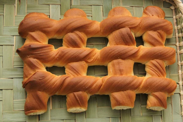 Čerstvý Čerstvý Načechraný Sladký Chléb Tvaru Roštu Dřevěném Stole Ubrousku — Stock fotografie