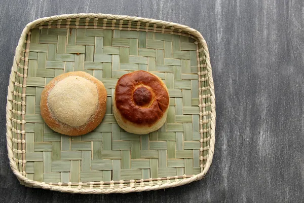墨西哥甜面包 如饼干 羊角面包 烤和绒毛虫 新鲜的 在家里用木桌和餐篮做的 — 图库照片