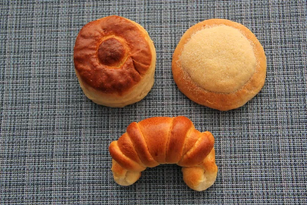墨西哥甜面包 如饼干 羊角面包 烤和绒毛虫 新鲜的 在家里用木桌和餐篮做的 — 图库照片