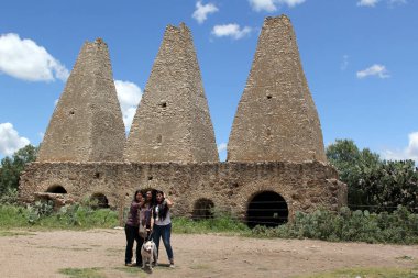 Üç mutlu ve heyecanlı Latin kız kardeş sihirli kasaba Mineral de Pozos Guanajuato Meksika ile tanışıyor ve temsili yerlerde selfie çekiyorlar.