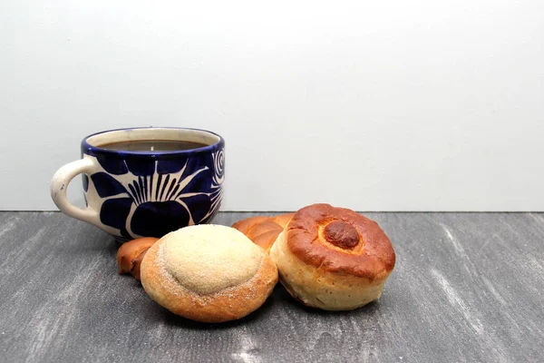 热咖啡配蓝色工艺杯 配以美味 新鲜和蓬松的墨西哥甜面包 羊角面包 番茄酱眼和蠕虫 — 图库照片