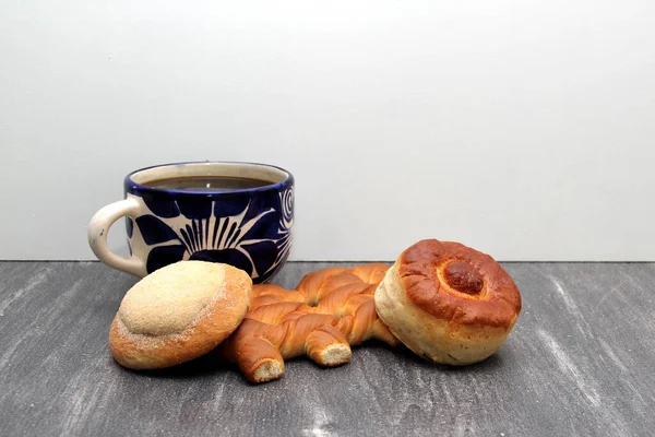 Café Chaud Dans Une Tasse Artisanale Bleue Accompagné Délicieux Pains — Photo