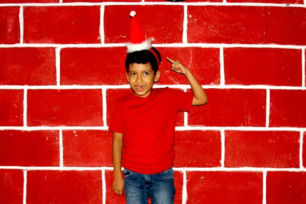 Latino Menino Marrom Muito Feliz Com Chegada Natal Usa Chapéu — Fotografia de Stock