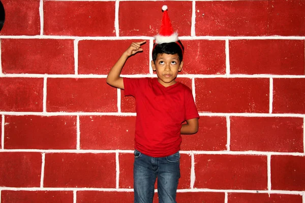 Latino Menino Marrom Muito Feliz Com Chegada Natal Usa Chapéu — Fotografia de Stock