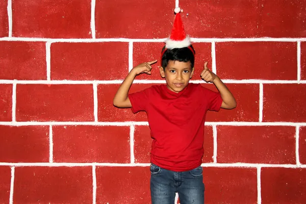 Garçon Brun Latin Très Heureux Avec Arrivée Noël Porte Chapeau — Photo