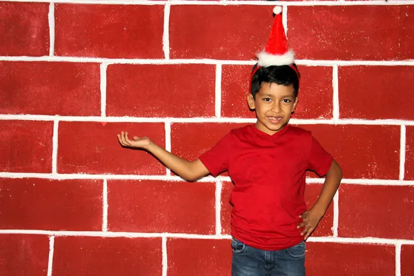 Garçon Brun Latin Très Heureux Avec Arrivée Noël Porte Chapeau — Photo