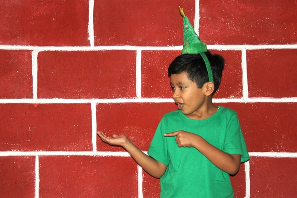 Menino Latino Anos Com Chapéu Árvore Natal Camisa Verde Muito — Fotografia de Stock