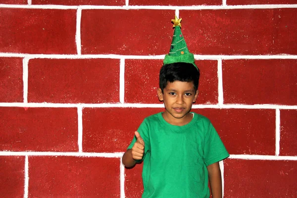 Garçon Latino Ans Avec Chapeau Arbre Noël Chemise Verte Très — Photo