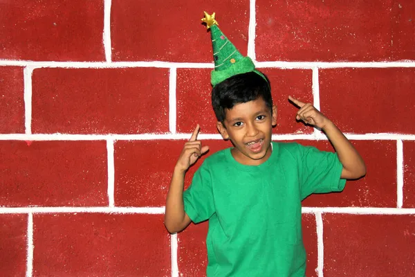 Menino Latino Anos Com Chapéu Árvore Natal Camisa Verde Muito — Fotografia de Stock