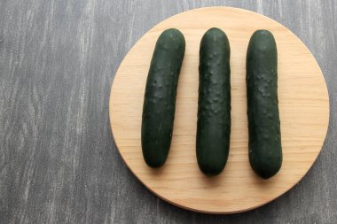 Bıçakla doğranmış taze, yeşil salatalıklar besleyici bir salata ya da mutfak masasındaki meyve suyu için hazırlanır.