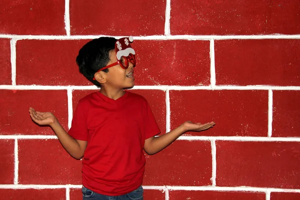 Letý Latino Chlapec Šťastný Vzrušený Protože Prosinec Dorazil Bude Vánoce — Stock fotografie
