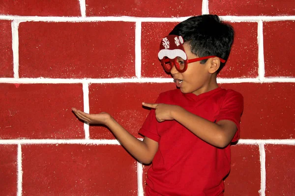 Jährige Latino Junge Glücklich Und Aufgeregt Weil Dezember Ist Und — Stockfoto