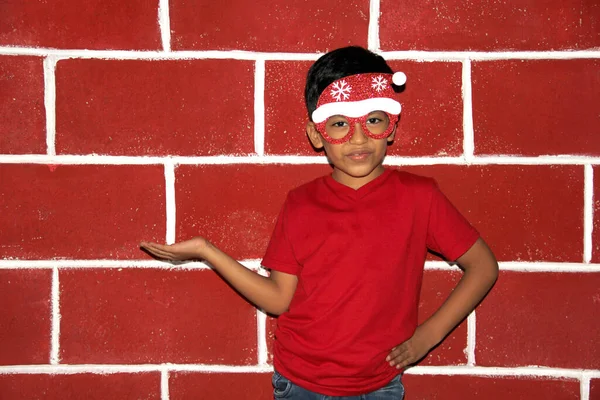 Jährige Latino Junge Glücklich Und Aufgeregt Weil Dezember Ist Und — Stockfoto
