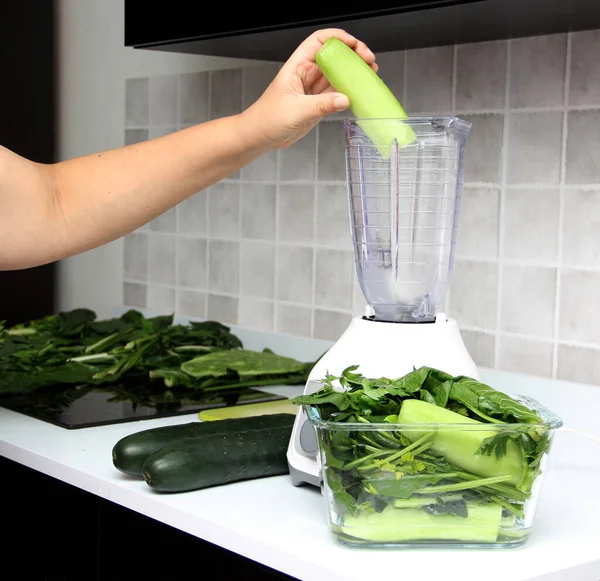Persona Cocina Prepara Jugo Verde Nutritivo Licuadora Cocina Con Pepino —  Fotos de Stock