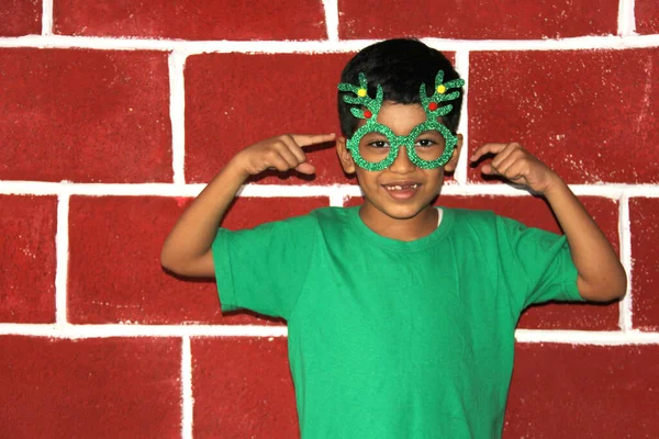 Menino Latino Feliz Animado Para Chegada Natal Gosta Mostrar Ilusão — Fotografia de Stock