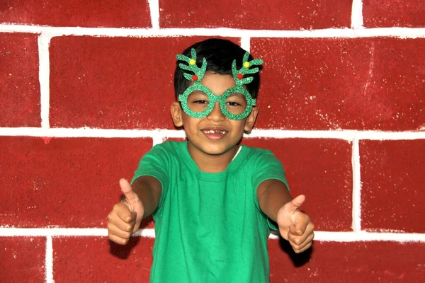 Menino Latino Feliz Animado Para Chegada Natal Gosta Mostrar Ilusão — Fotografia de Stock