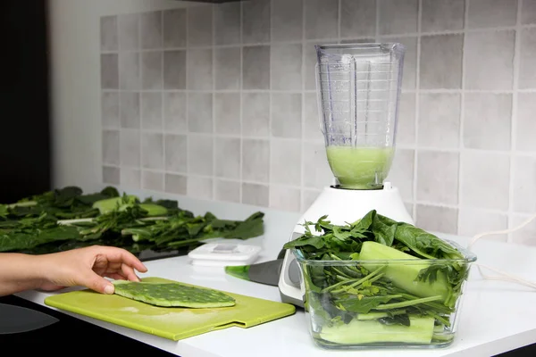 Preparación Jugo Verde Cocina Con Licuadora Nopales Cortan Tabla Cortar —  Fotos de Stock