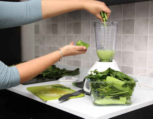 Preparación Jugo Verde Cocina Con Licuadora Nopales Cortan Tabla Cortar —  Fotos de Stock