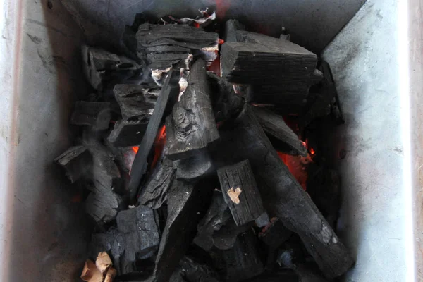Pedaços Carvão Acendendo Fogo Fogão Para Cozinhar Assar Carne Livre — Fotografia de Stock