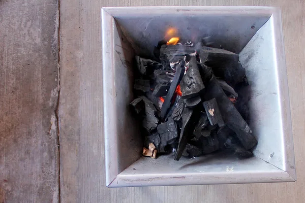 炭火の塊が火を灯し 火の中で肉を調理 焙煎する — ストック写真