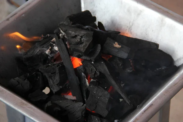 Pedaços Carvão Acendendo Fogo Fogão Para Cozinhar Assar Carne Livre — Fotografia de Stock