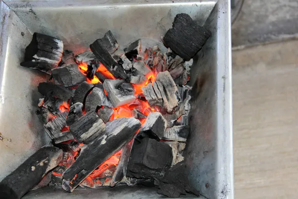 Pezzi Carbone Che Accendono Fuoco Piano Cottura Cucinare Arrostire Carne — Foto Stock