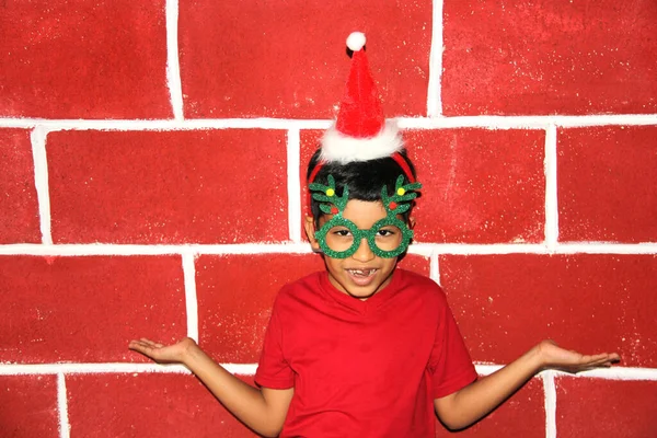 Latino Garçon Heureux Excité Pour Arrivée Décembre Noël Montre Son — Photo