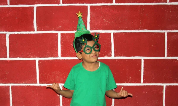 Enfant Latin Heureux Excité Pour Arrivée Décembre Célébration Noël Montre — Photo