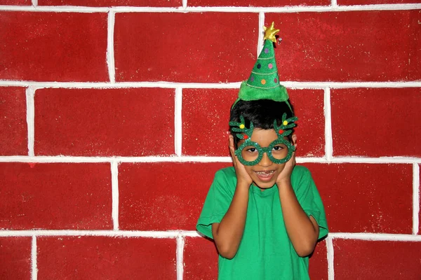 Latinské Dítě Šťastný Nadšený Příchodu Prosince Slaví Vánoce Ukazuje Své — Stock fotografie