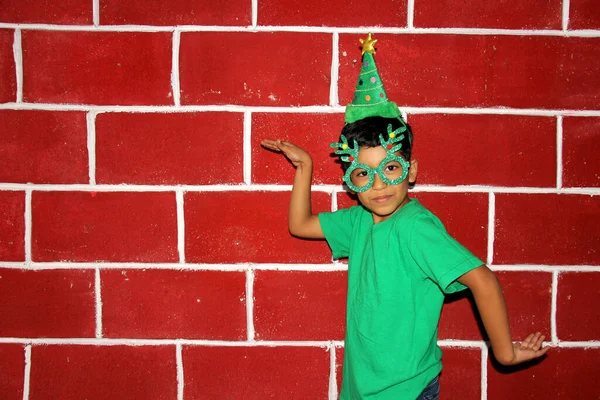 Enfant Latin Heureux Excité Pour Arrivée Décembre Célébration Noël Montre — Photo