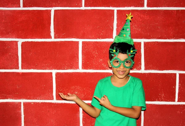 Enfant Latin Heureux Excité Pour Arrivée Décembre Célébration Noël Montre — Photo