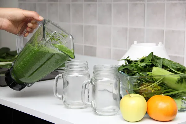 Sirva Jugo Verde Frasco Albañil Recién Hecho Una Licuadora Cocina —  Fotos de Stock