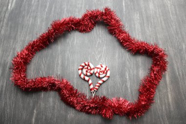 Noel, Meksika çiçeği Red Poinsettia ile birlikte mutluluk ve iyi dilekler mesajı olarak çerçevelenir.