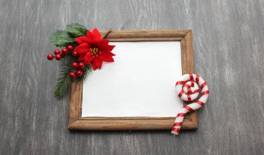 Noel, Meksika çiçeği Red Poinsettia ile birlikte mutluluk ve iyi dilekler mesajı olarak çerçevelenir.