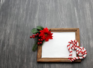 Noel, Meksika çiçeği Red Poinsettia ile birlikte mutluluk ve iyi dilekler mesajı olarak çerçevelenir.
