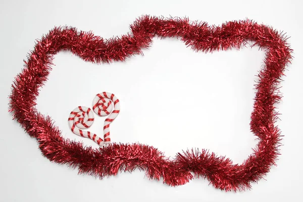 Guirlanda Vermelha Brilhante Para Enquadrar Mensagem Natal Junto Com Flores — Fotografia de Stock
