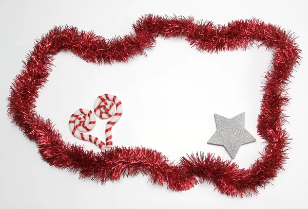 Guirlanda Vermelha Brilhante Para Enquadrar Mensagem Natal Junto Com Flores — Fotografia de Stock