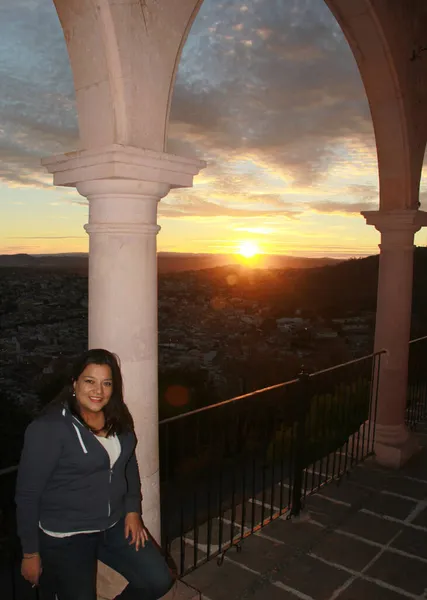 Latin Felnőtt Meglátogatja Nézőpontot Cerro Bufa Nézi Naplementét Között Boltívek — Stock Fotó