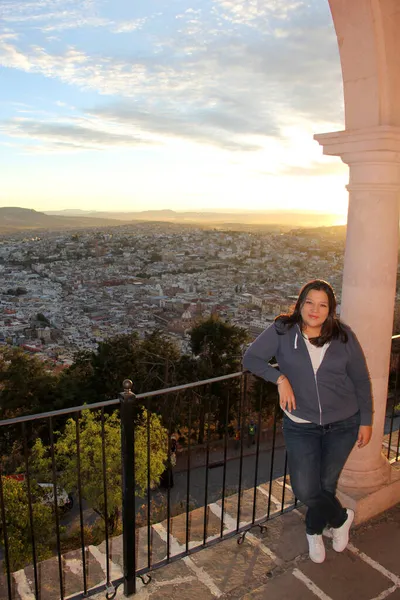 Latin Felnőtt Meglátogatja Nézőpontot Cerro Bufa Nézi Naplementét Között Boltívek — Stock Fotó
